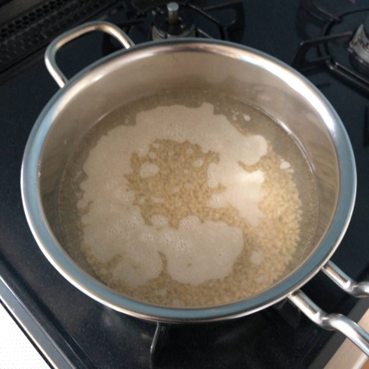 玄米粥の調理中に鍋の温度が上がってきた場面の画像