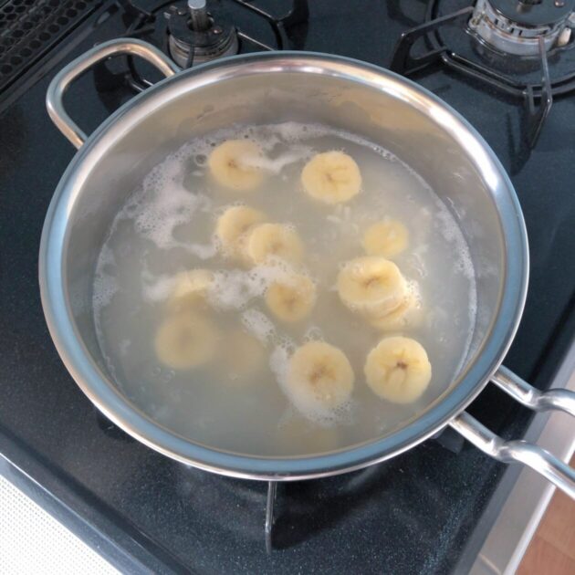 バナナを鍋に入れた画像