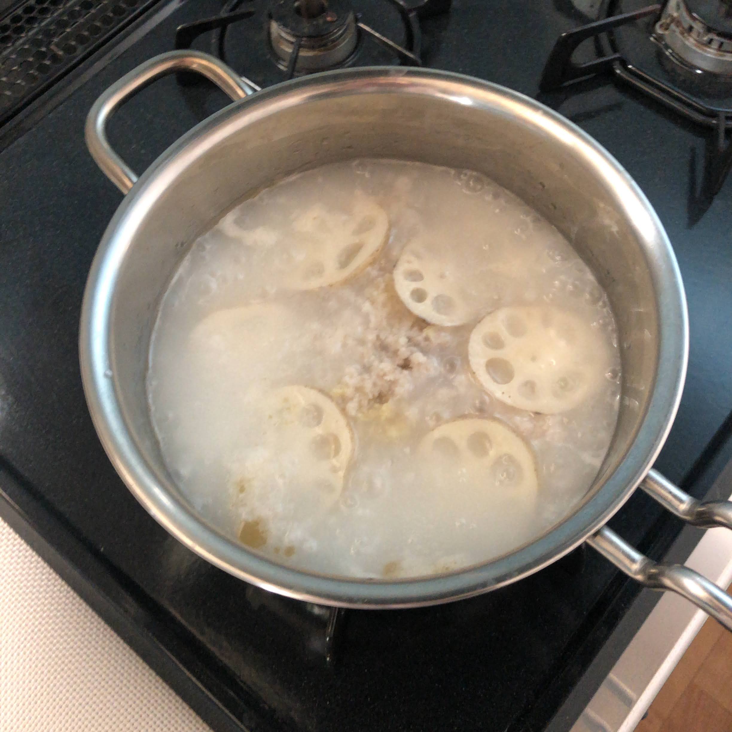 生姜とれんこんを鍋に入れた画像