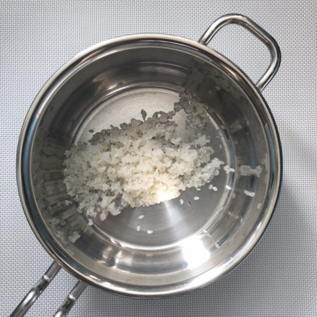 鍋に米を入れた画像