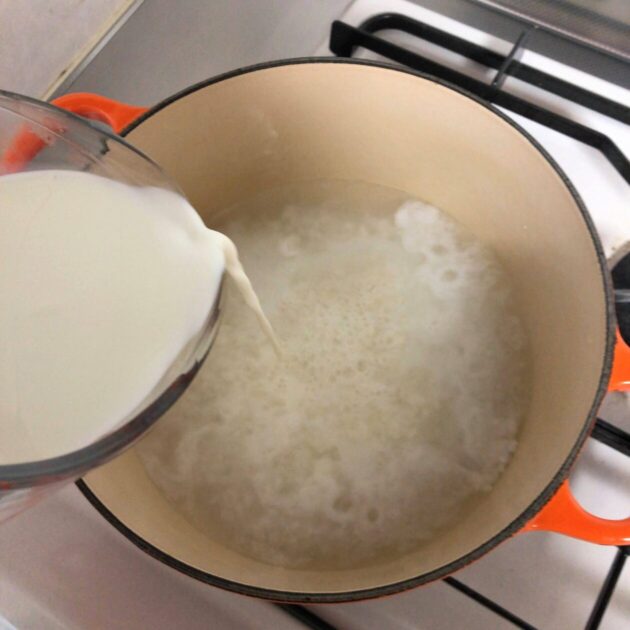 鍋に牛乳を入れている画像