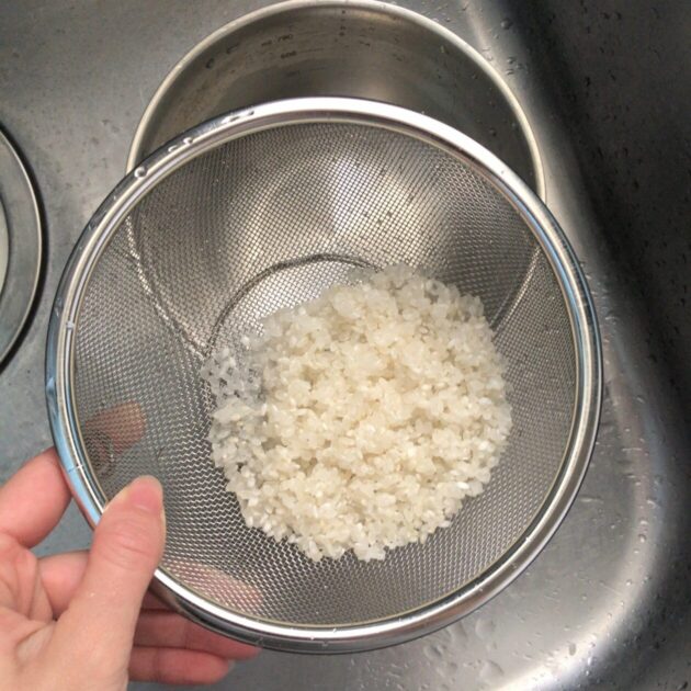 米の水を切っている画像