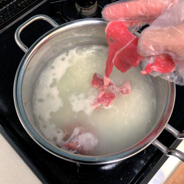 ラム肉を鍋に入れている画像