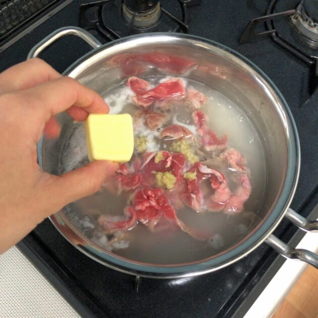 バターを鍋に入れている画像