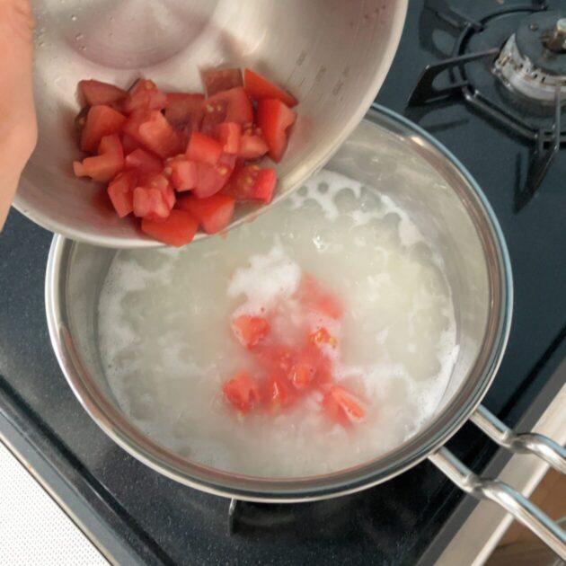 鍋にトマトを入れる画像