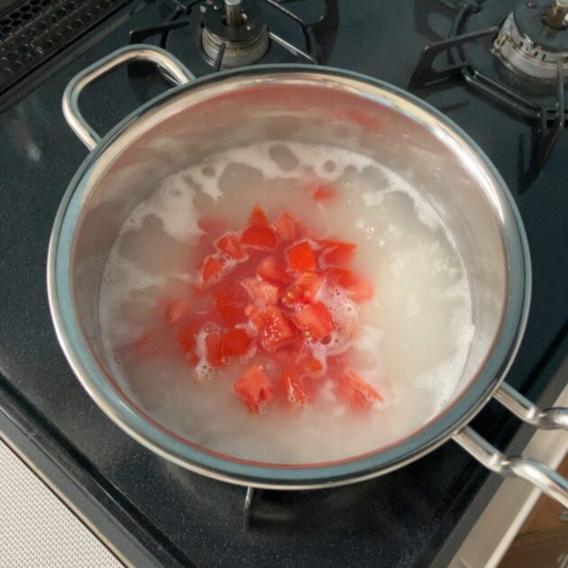 鍋にトマトを入れた画像