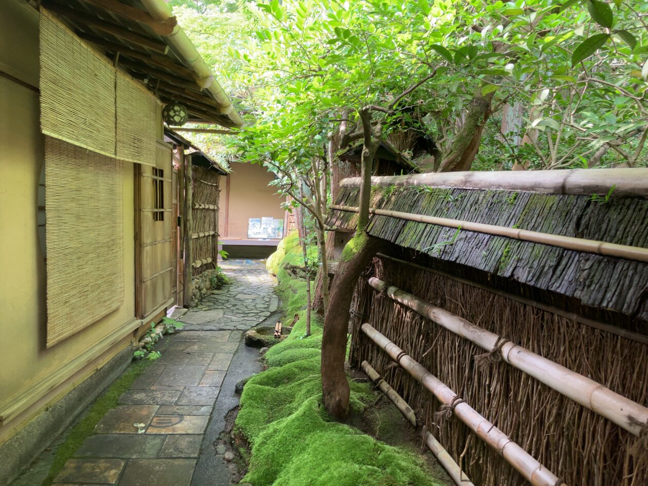 瓢亭のお庭の入り口付近の画像