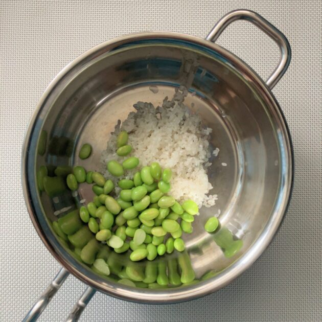 鍋に米と枝豆を入れた画像