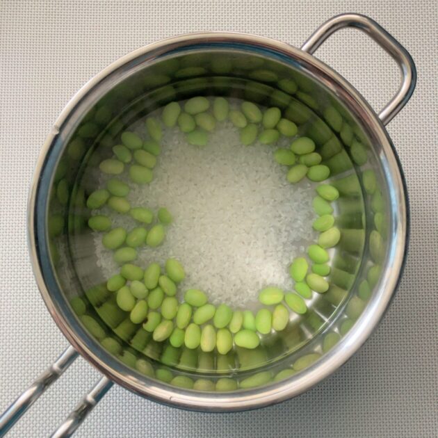 鍋に米と枝豆と水を入れた画像
