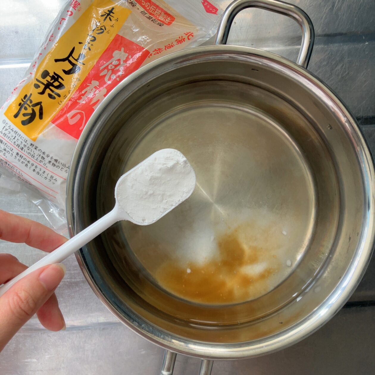 水キムチの漬け液の材料を鍋に入れている画像