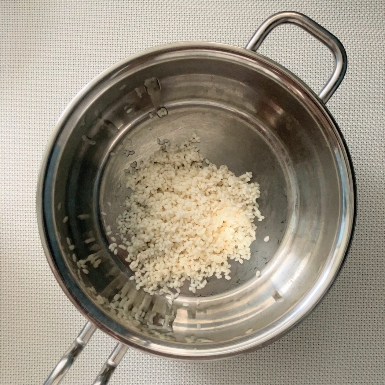 研いだもち米を鍋に入れた画像
