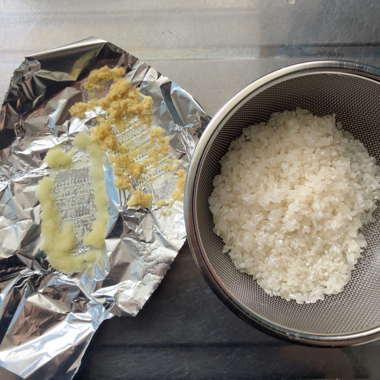 生姜とニンニクをすりおろして米を研いだ画像