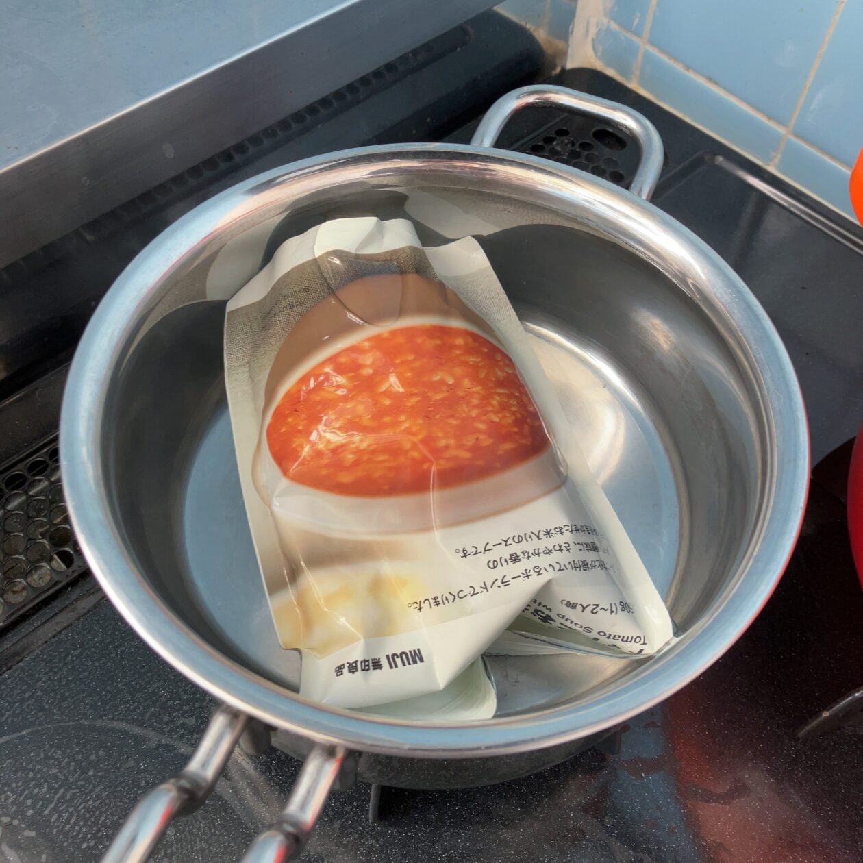 無印良品トマトとお米のスープを温めている画像