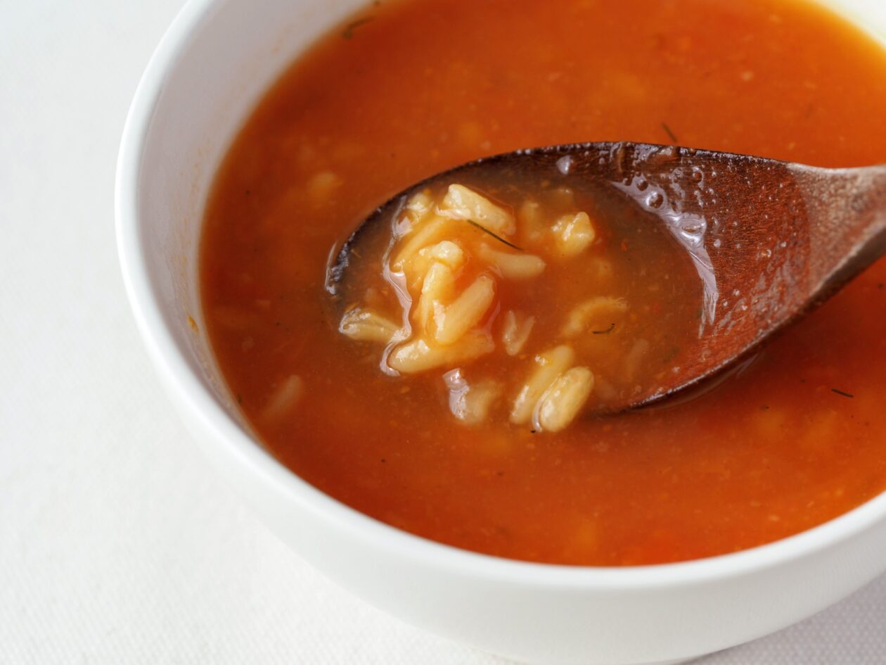 無印良品トマトとお米のスープをすくっている画像