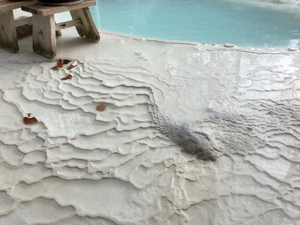 白骨温泉小梨の湯 笹屋の貸切風呂の床のアップの写真