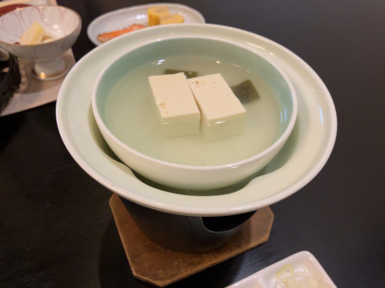 小梨の湯 笹屋の朝食の湯豆腐の写真