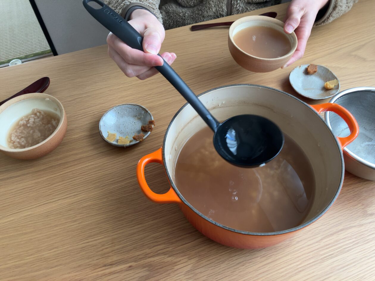 茶粥を器に盛りつけている画像