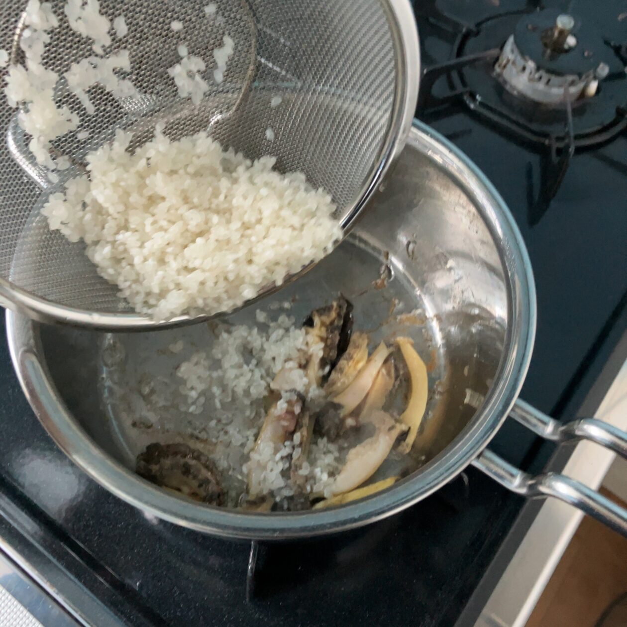 鍋に米を入れる写真