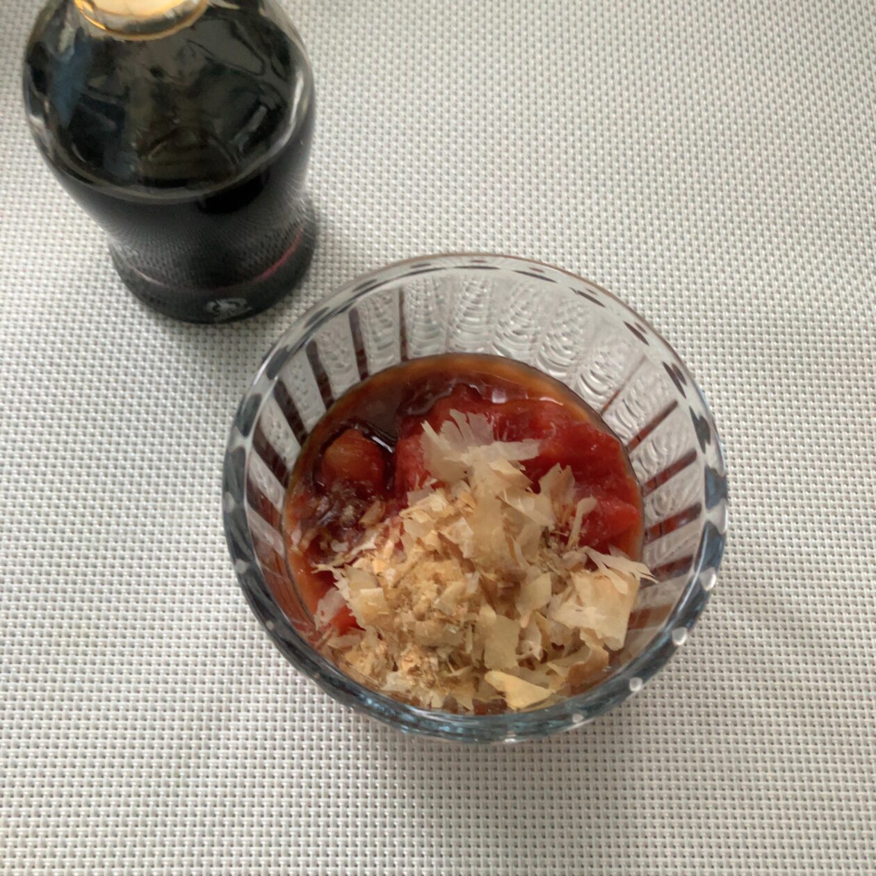 トマト・鰹節・お醤油を混ぜている写真