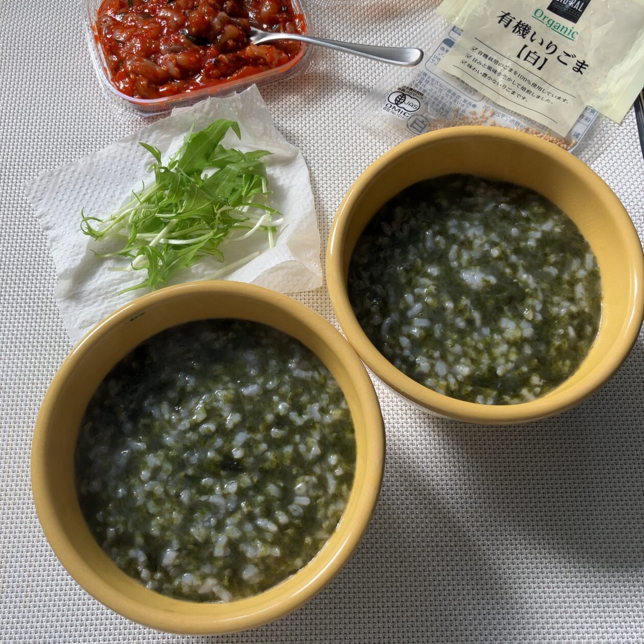 韓国風海苔粥を盛りつけている写真