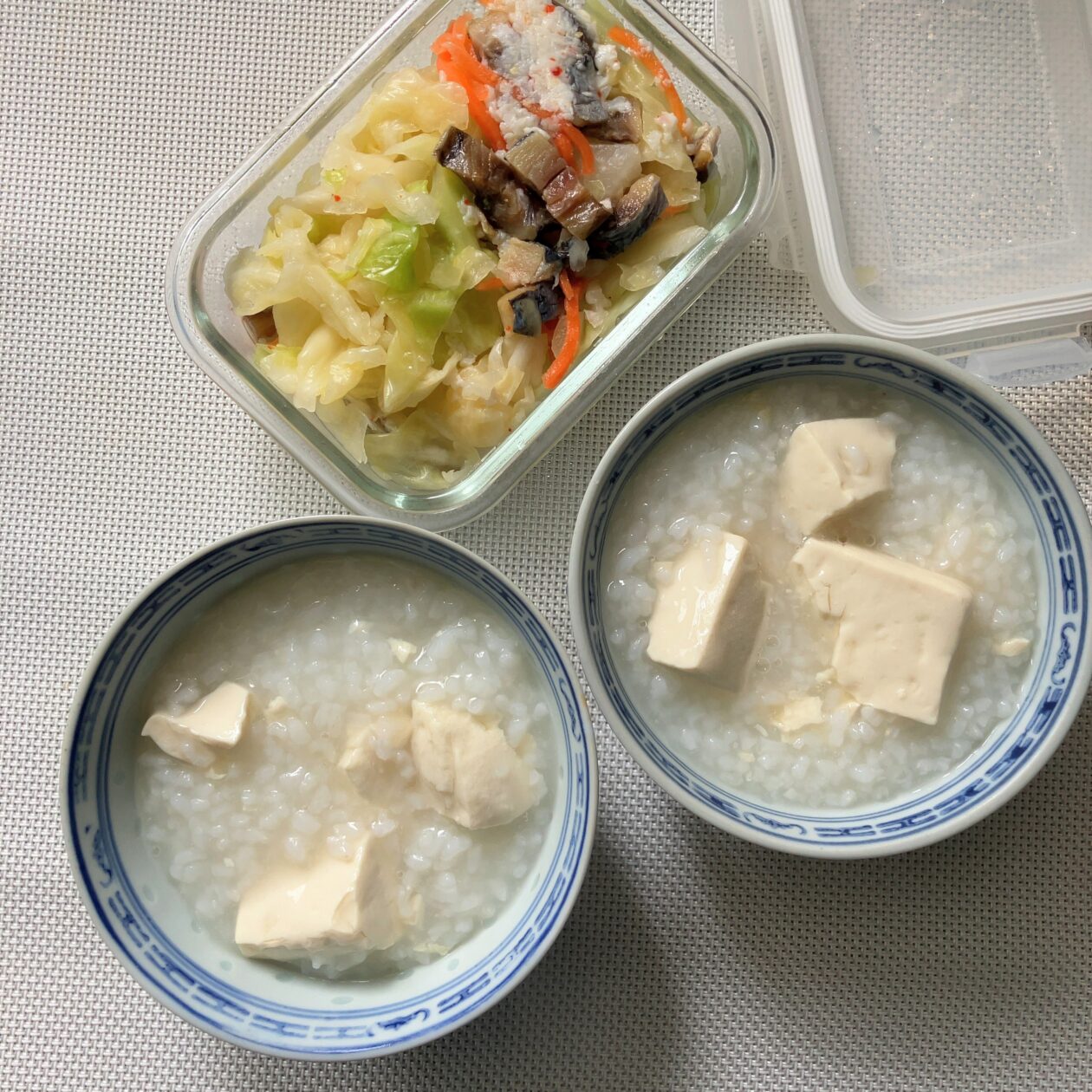 にしん漬けのせ豆腐粥をもりつけている写真