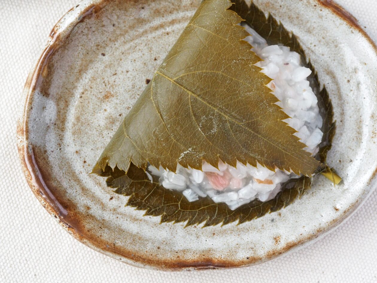 桜粥の桜餅風のアップの写真