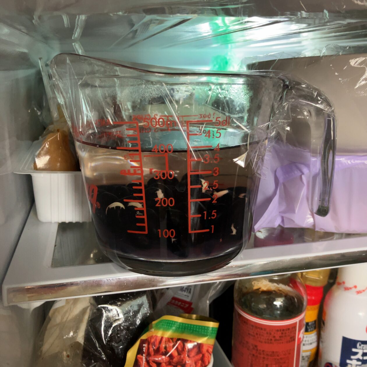 黒豆を冷蔵庫で浸水させる写真