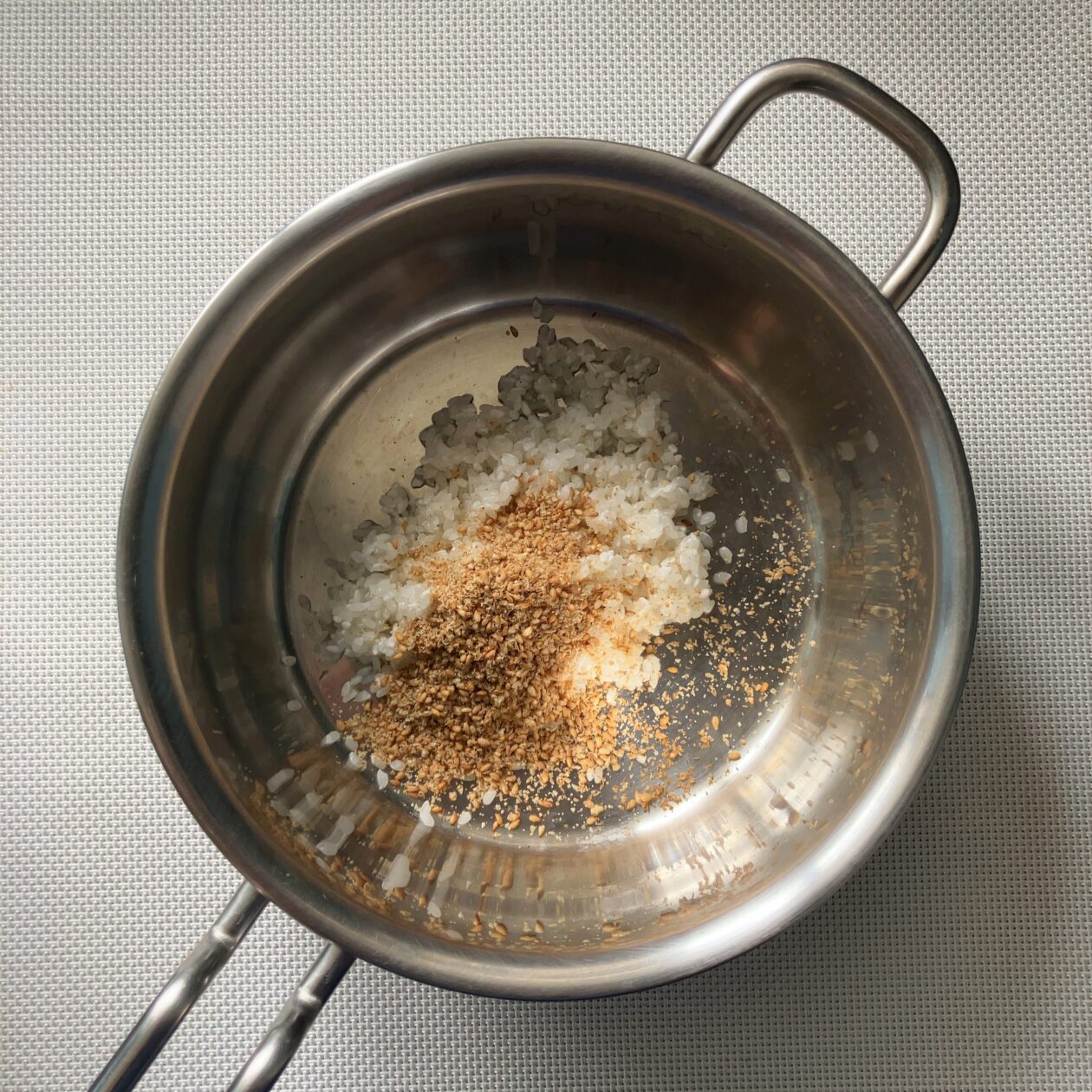 米とごまを鍋に入れた写真