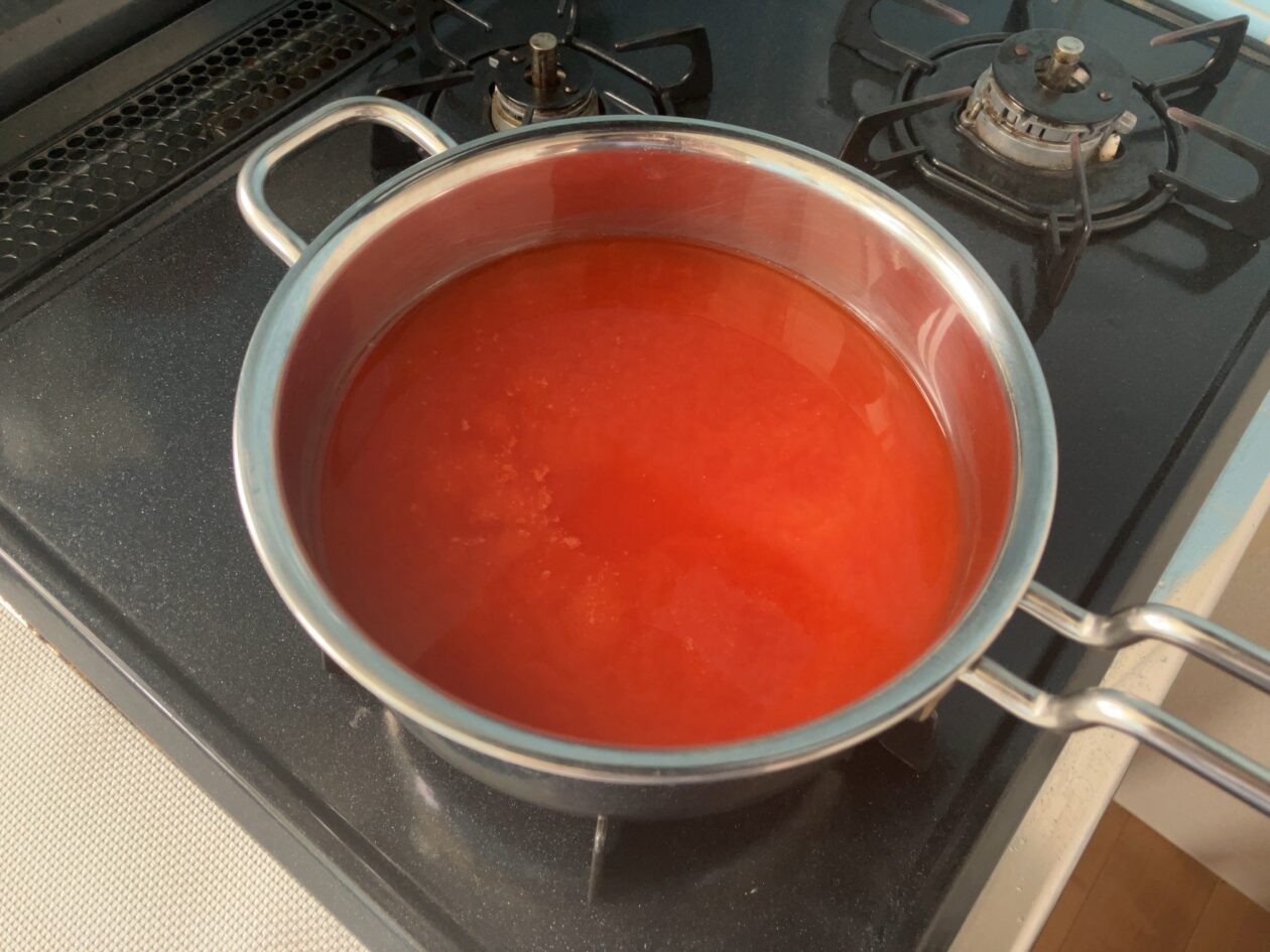 トマトジュースで煮込んでいる写真