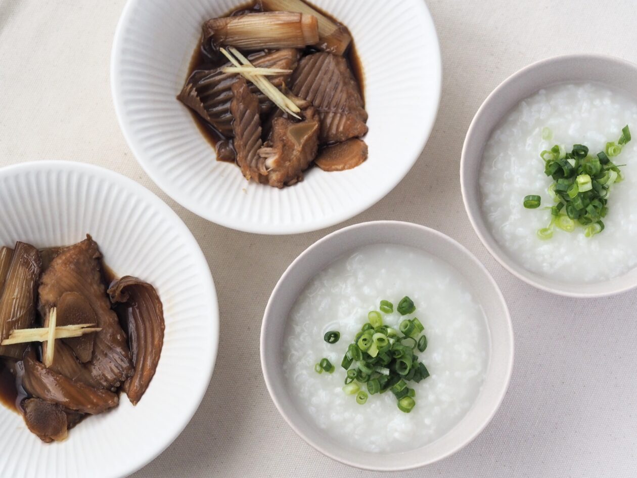 昆布出汁の中華風粥と煮魚の俯瞰写真