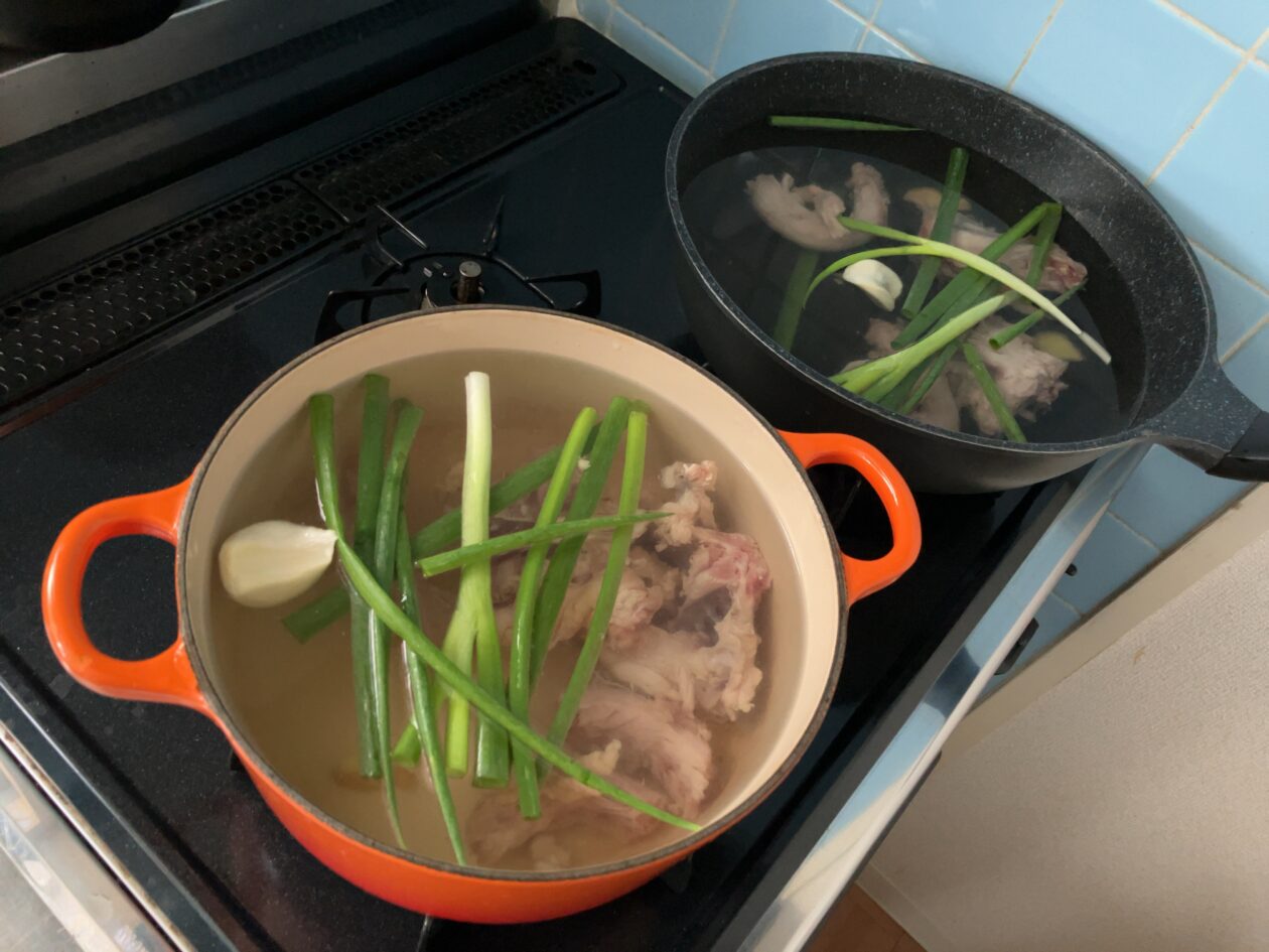 鶏ガラを鍋で煮ている写真