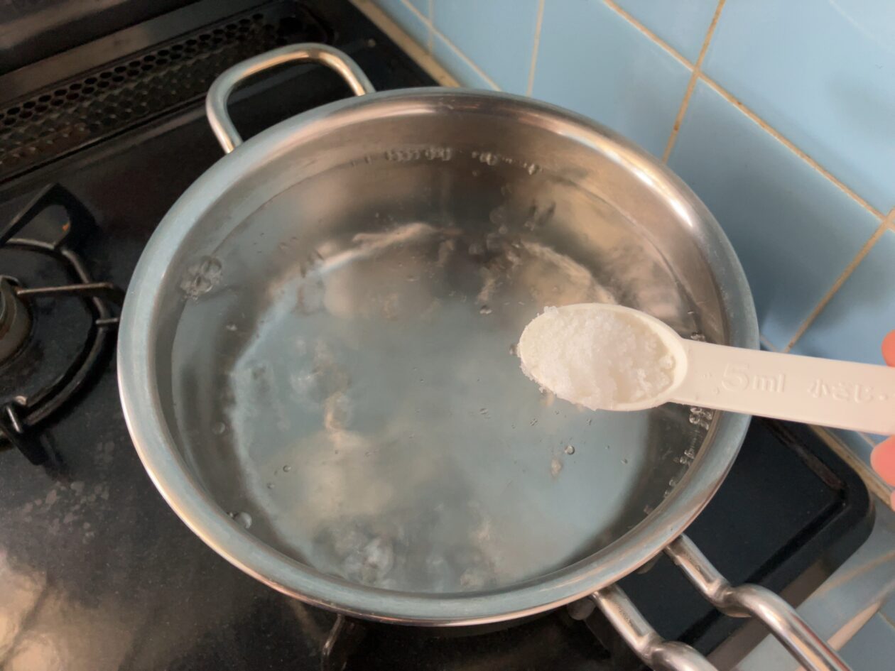 鍋に塩を入れる写真
