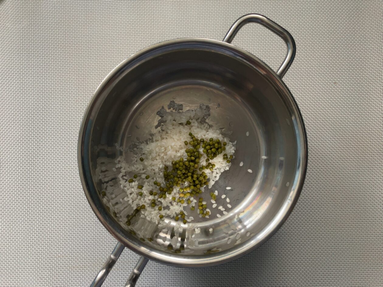 米と緑豆を鍋に入れた写真