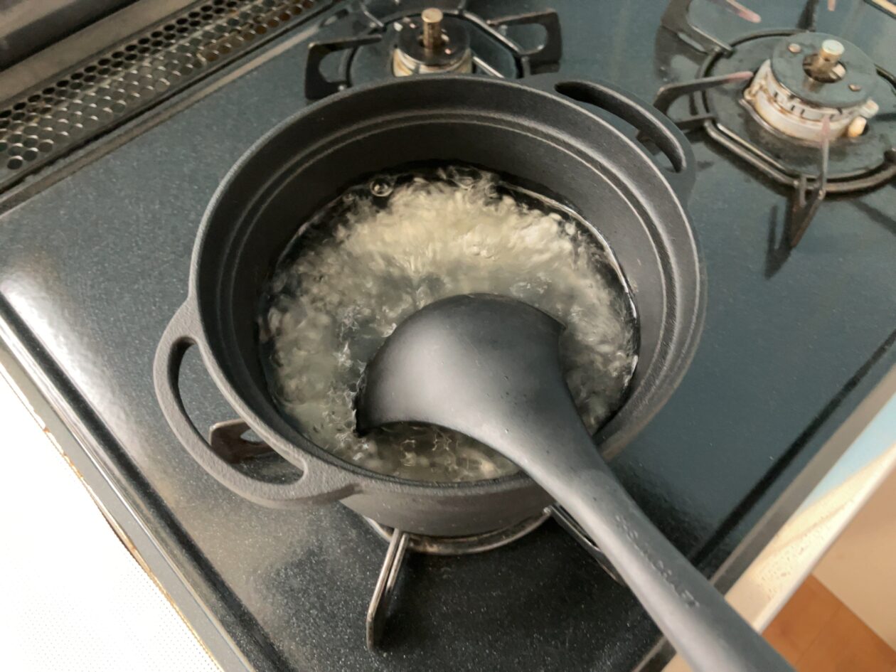 ゼブランライスオーブンで粥を炊いている写真、かき混ぜているところ