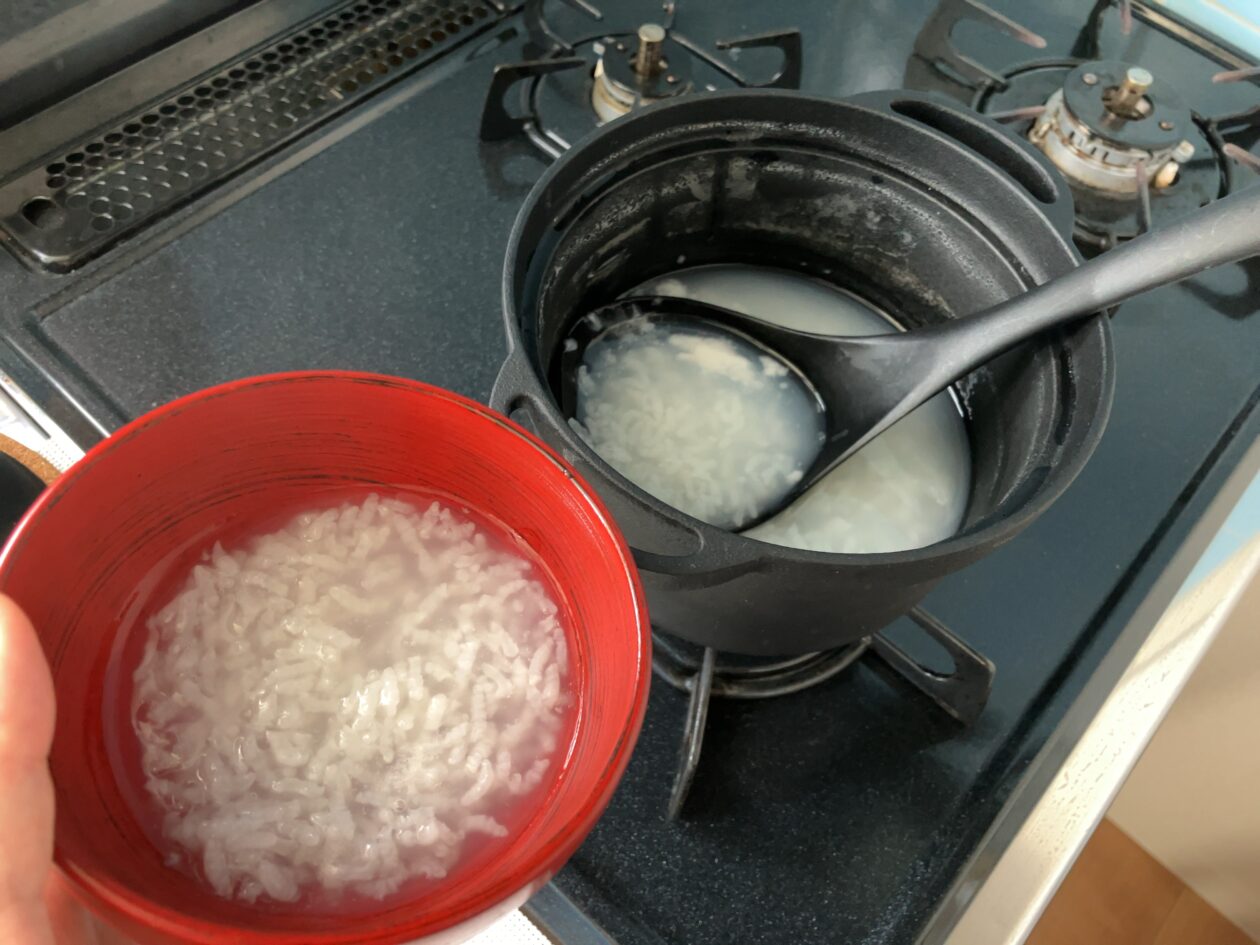 ゼブランライスオーブンで炊いたお粥を器に盛りつけている写真