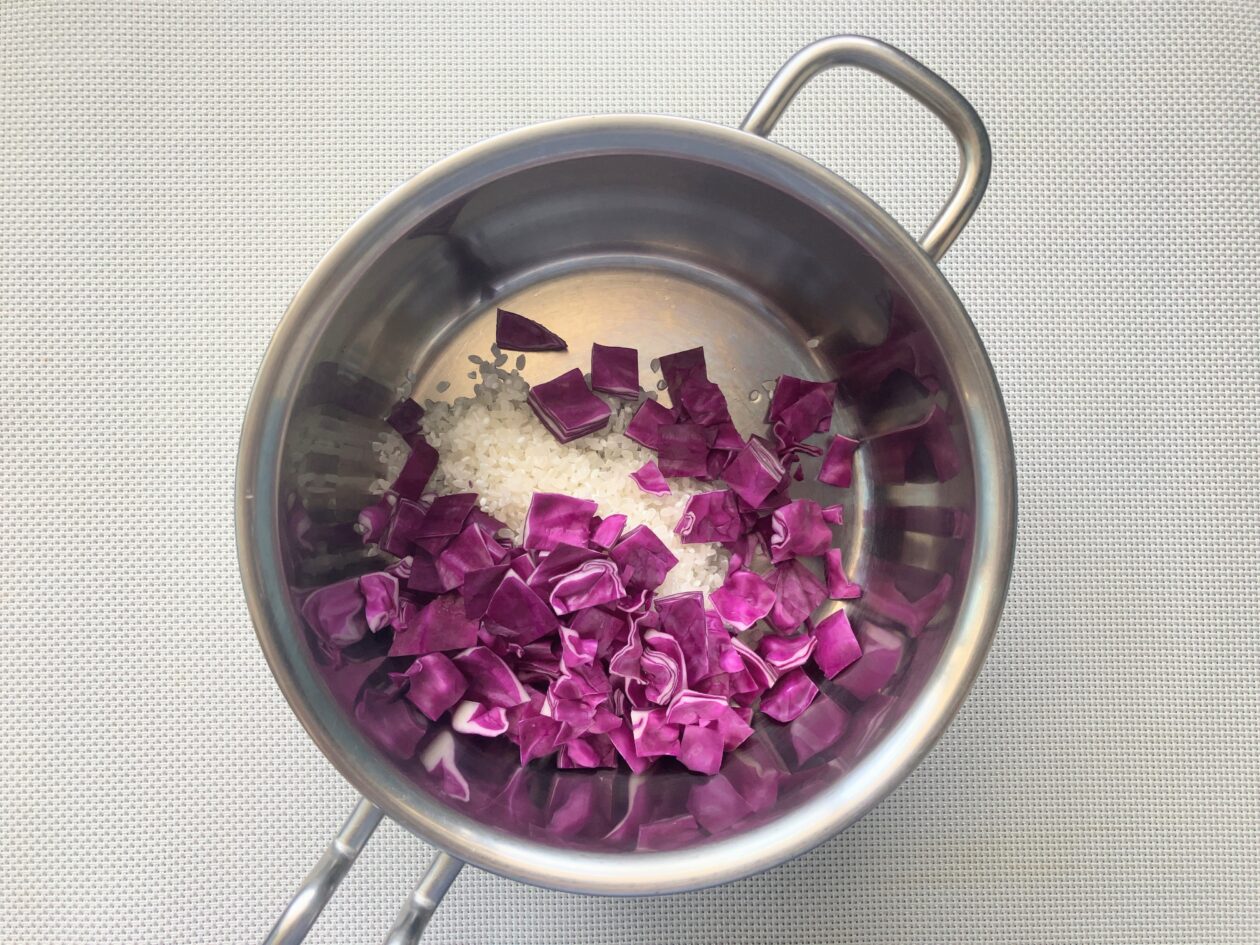 紫キャベツを鍋に入れた写真
