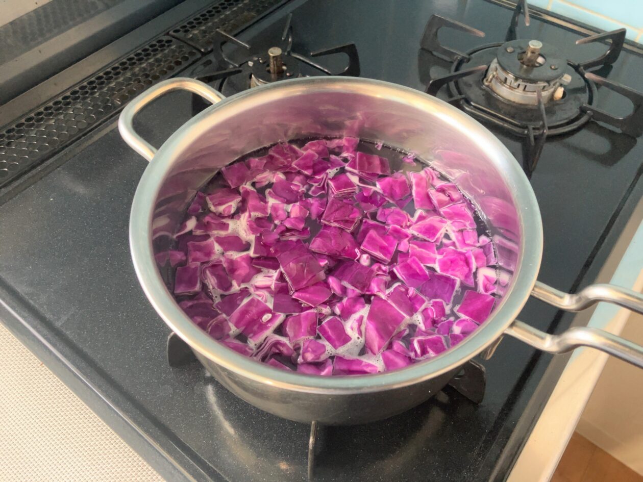 紫キャベツを火にかけた写真