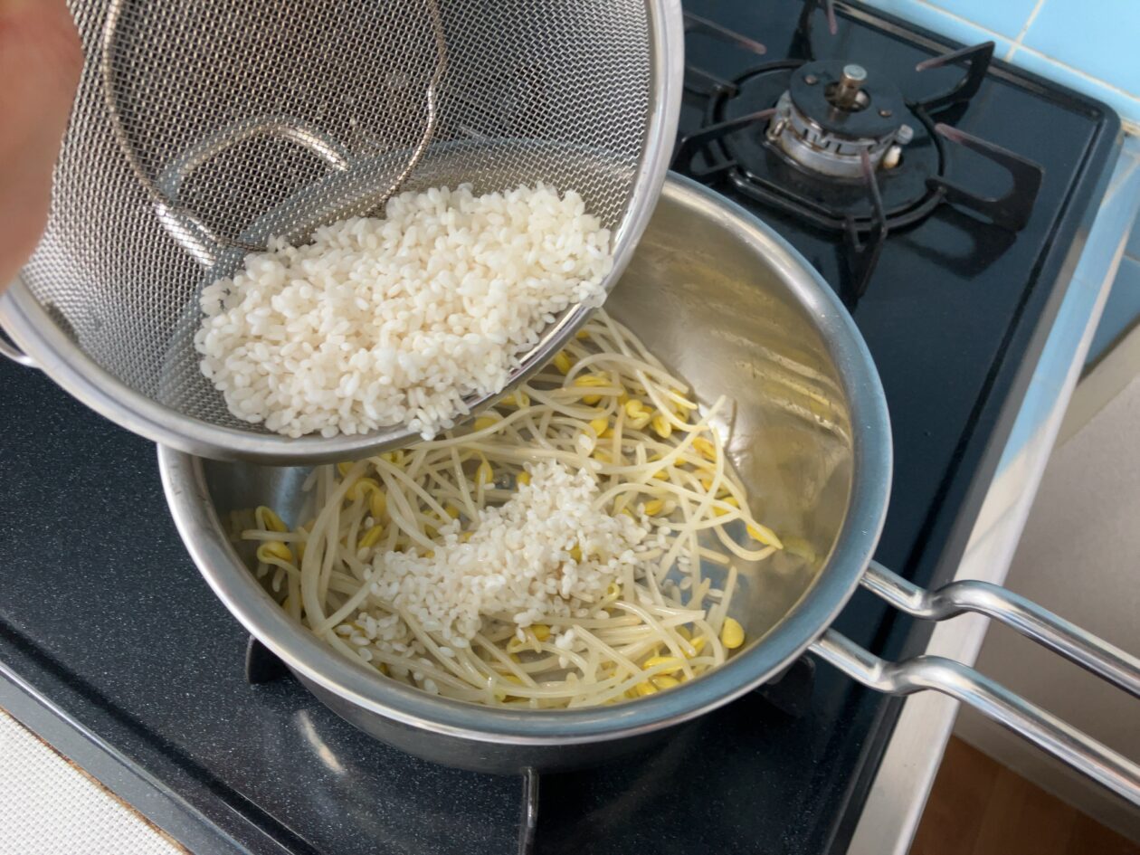 米を鍋に入れている写真