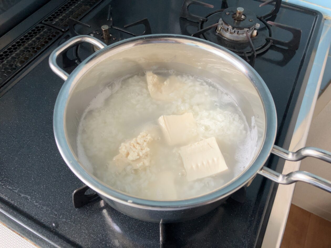 豆腐を鍋に入れた写真
