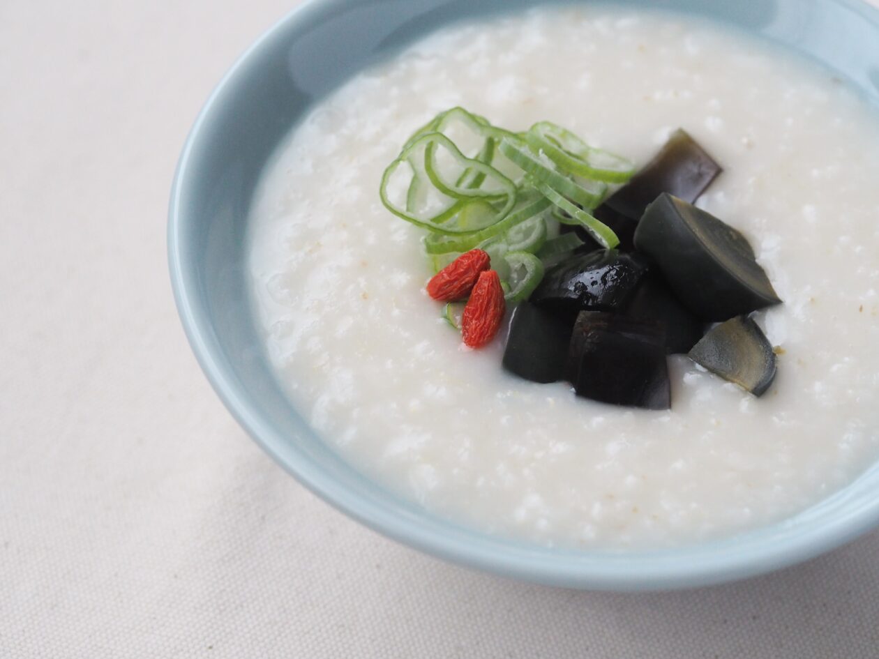 台湾ほんだしホタテ風味を使った お米を炒めてつくる中華風粥のアップの写真
