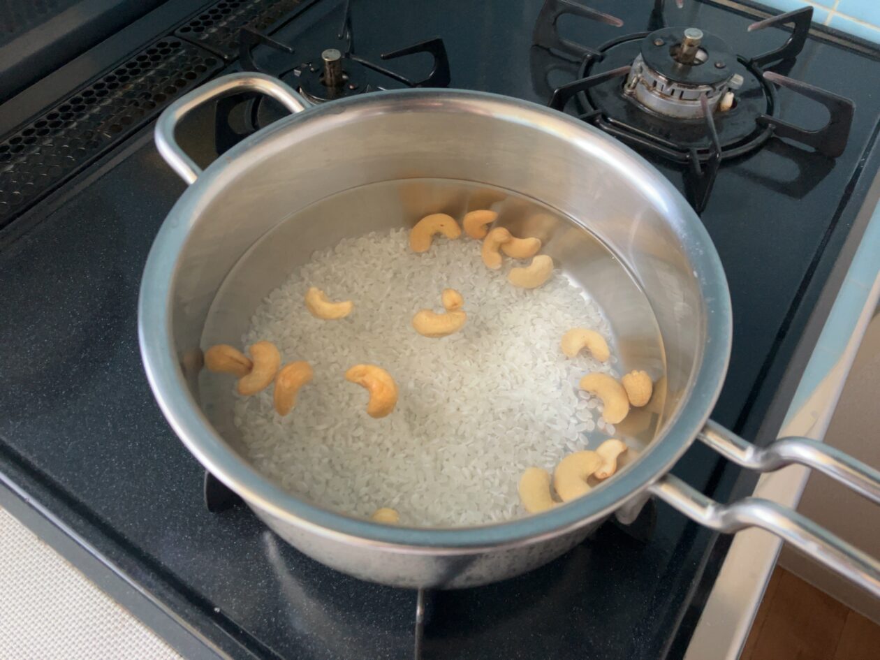 カシューナッツと米を煮込んでいる写真