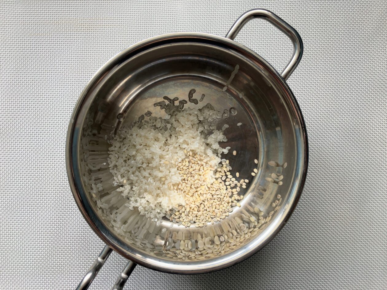 鍋に研いだ米ともち麦を入れた写真