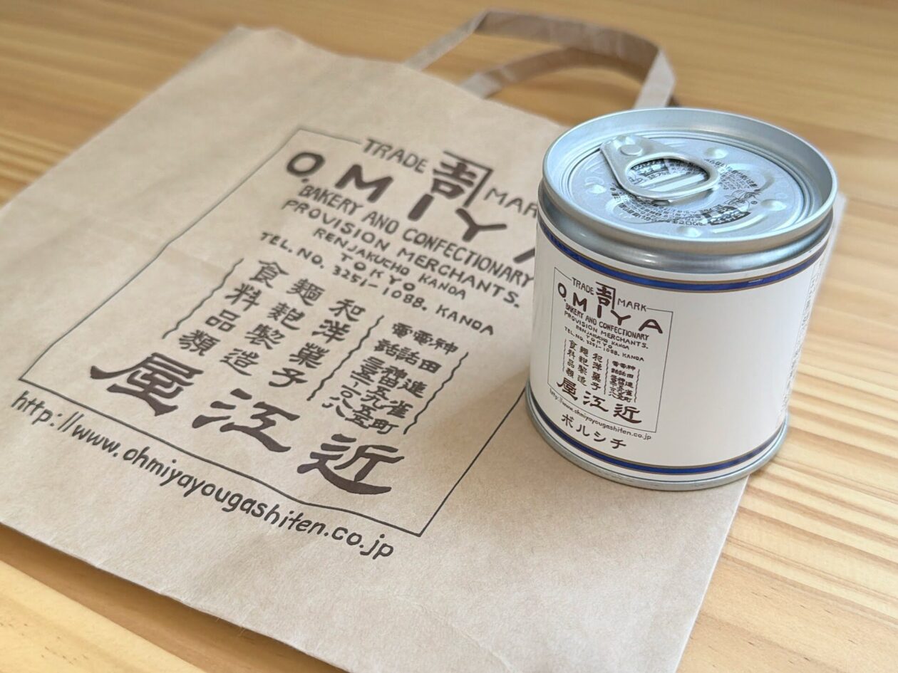 神田近江屋洋菓子店のボルシチ缶と紙袋の写真